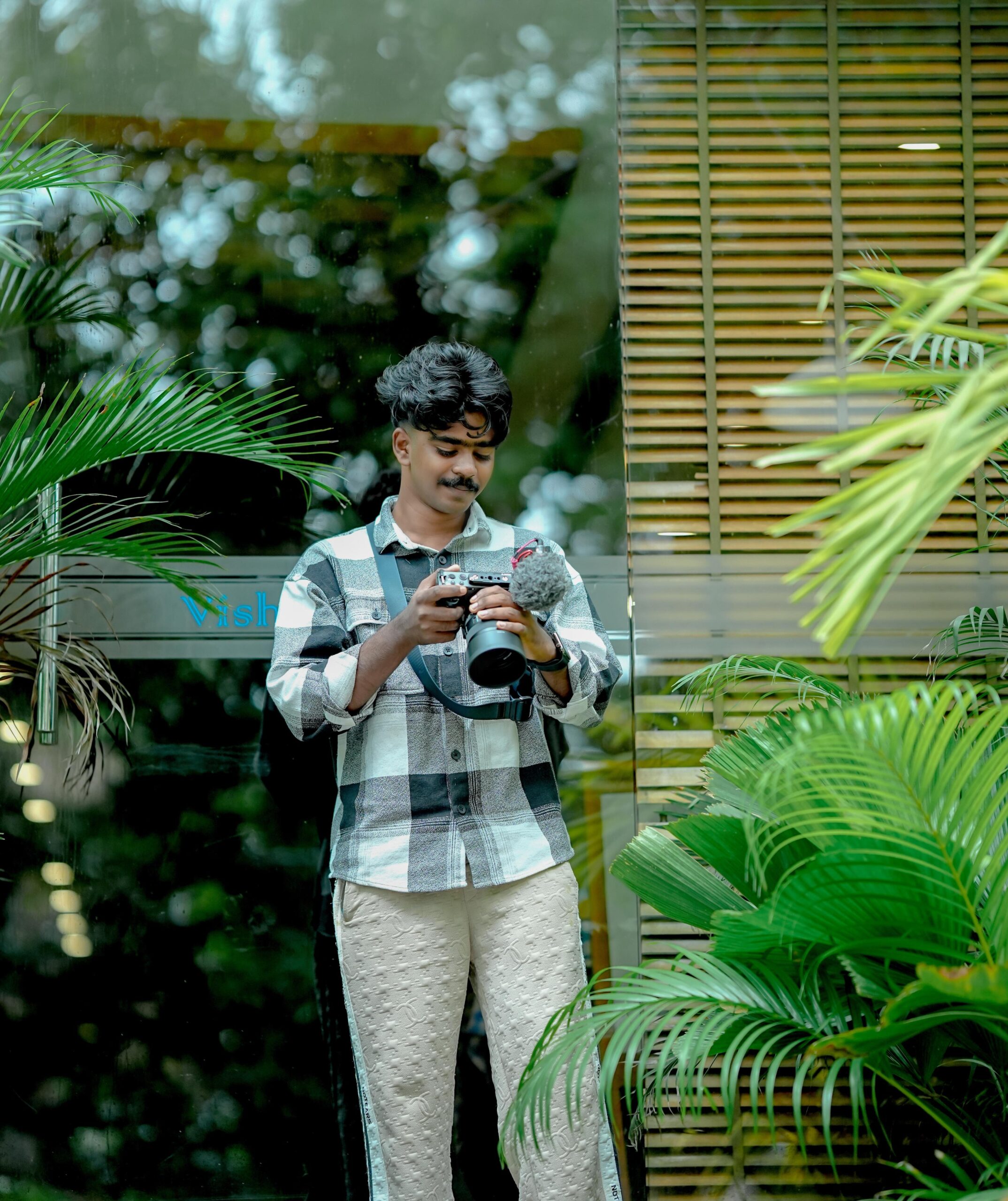 camera & me green touch background